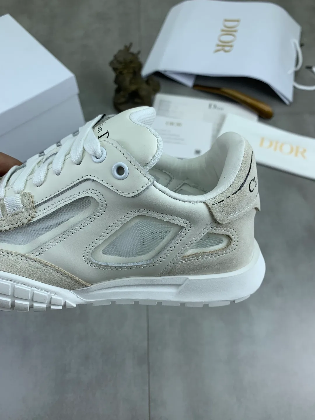 Men's men's shoes P520 new Dior Tech sneakers 2026 early spring series new products, with fashionable details, highlighting retro aesthetics. The light beige anti-suede cow leather upper is spliced ​​with apricot transparent mesh fabric on the side. The upper window edge is adhered with high-frequency flat ironing and back-pressure. It replicates the original craftsmanship, making it beautiful and comfortable without falling off. The interior is made of sheep lining of the same color, which is soft and comfortable. The heel and tongue are embellished with the Paris logo. The textured TPU soles with the same color logo. The high-end version is exquisitely packaged, adding a high-end style.  Code number: 35-46